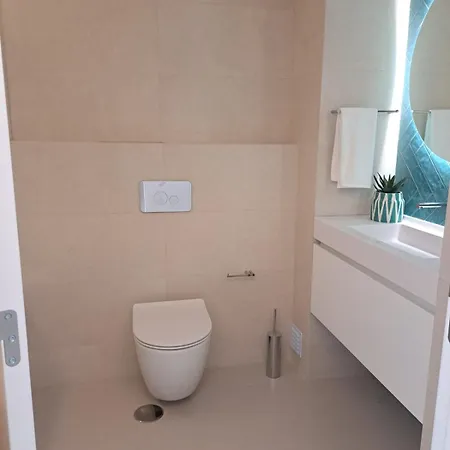 Beachfront 3bdr On Marginal Boulevard شقة *